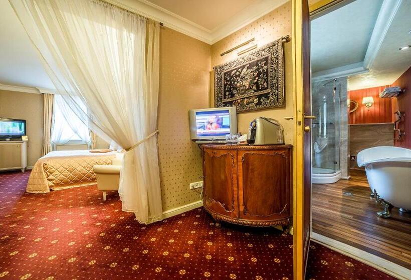 سوییت جونیور, Imperial Hotel & Restaurant