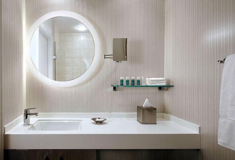 Suit Deluxe, One King West Hotel And Residence