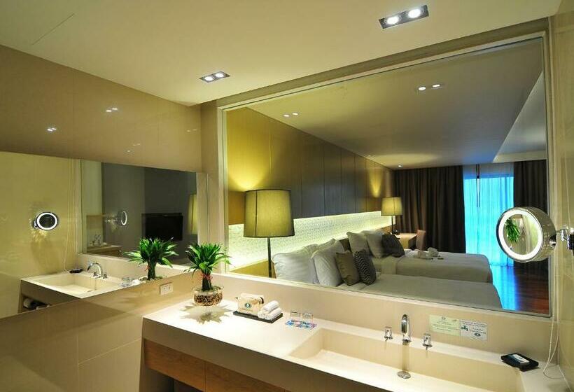 اتاق لوکس با چشم‌انداز استخر, Phuket Graceland Resort and Spa