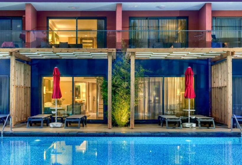 سوییت با چشم‌انداز استخر, Megasaray Club Belek