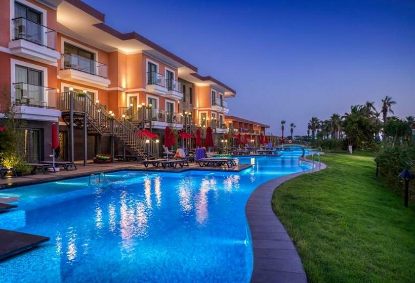 سوییت با چشم‌انداز استخر, Megasaray Club Belek