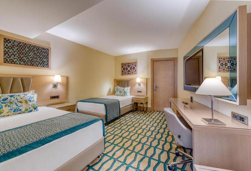 سوییت جونیور لوکس, Megasaray Club Belek