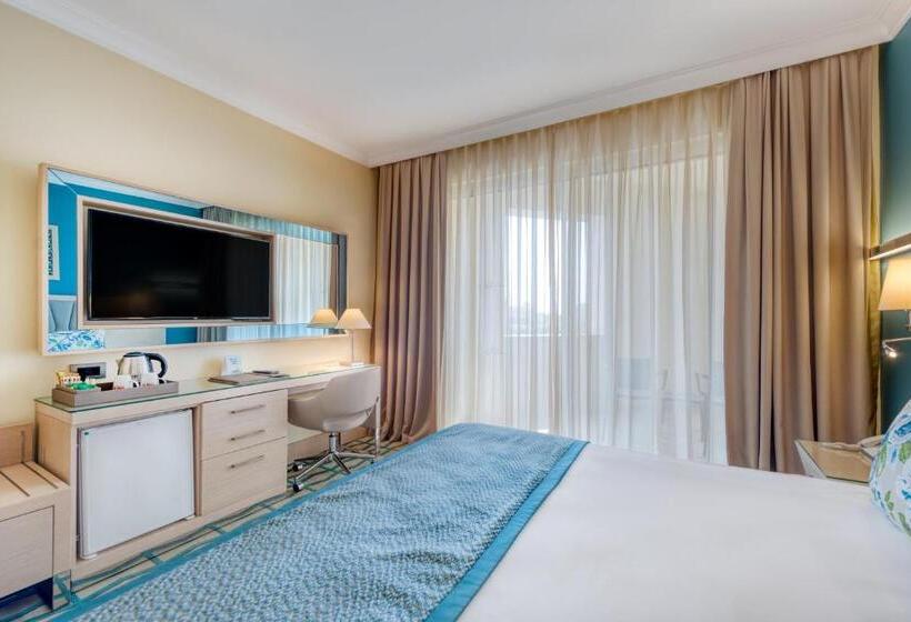 سوییت جونیور لوکس, Megasaray Club Belek