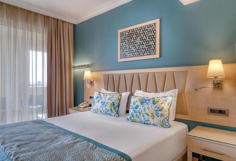 سوییت جونیور لوکس, Megasaray Club Belek