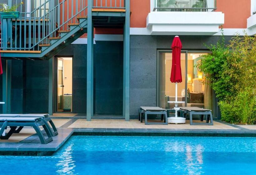 سوییت با چشم‌انداز استخر, Megasaray Club Belek