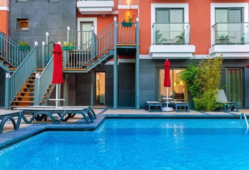 سوییت با چشم‌انداز استخر, Megasaray Club Belek