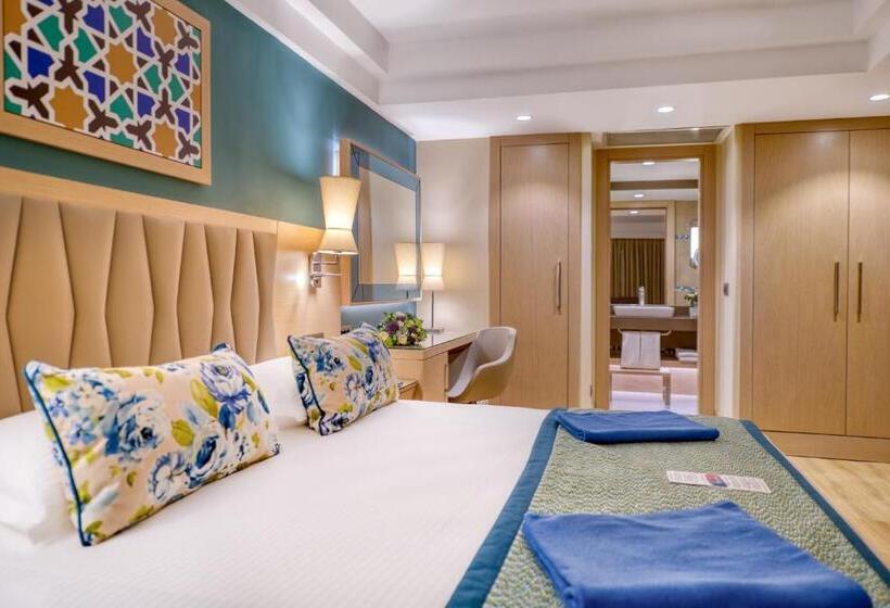 سوییت با چشم‌انداز استخر, Megasaray Club Belek