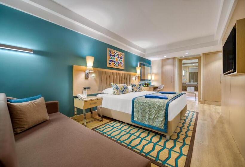 سوییت با چشم‌انداز استخر, Megasaray Club Belek
