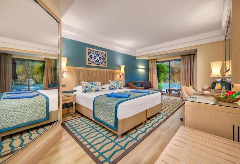 سوییت با چشم‌انداز استخر, Megasaray Club Belek