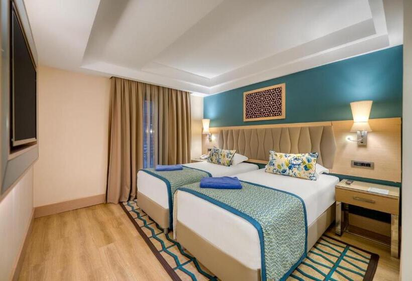 سوییت با چشم‌انداز استخر, Megasaray Club Belek