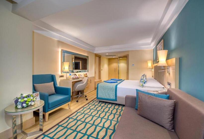 سوییت با چشم‌انداز استخر, Megasaray Club Belek
