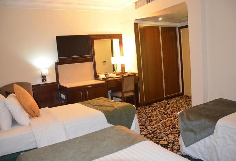 Quarto Triplo Standart, Amra Palace International