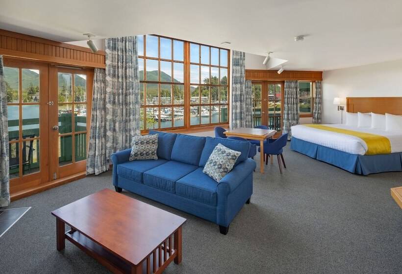 سوئیت مستر, Canadian Princess Lodge & Marina