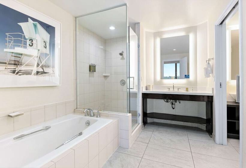 سوئیت پریمیوم با چشم‌انداز استخر, Doubletree By Hilton Hotel San Diego   Mission Valley