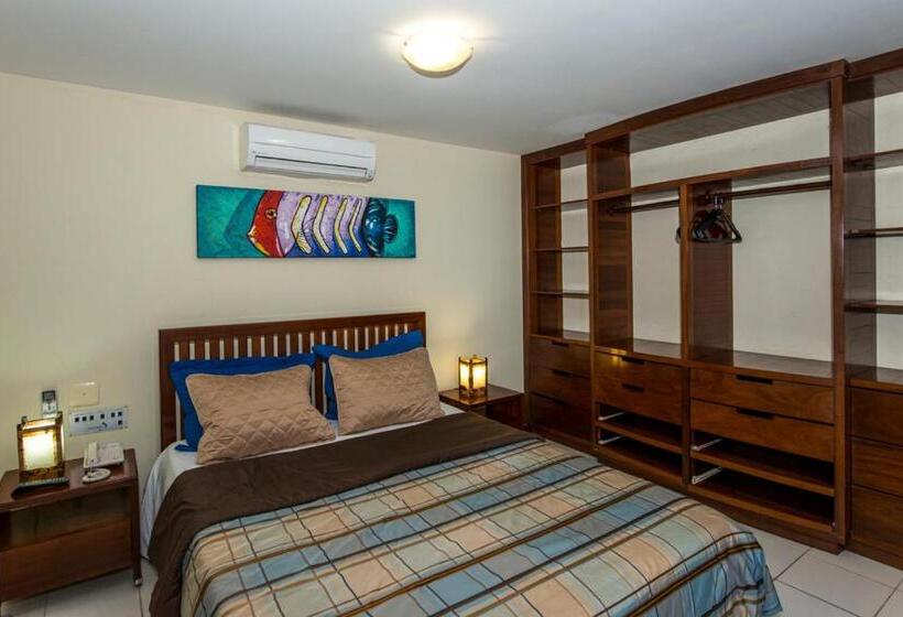 اتاق خانوادگی, Blue Marlin Apartments