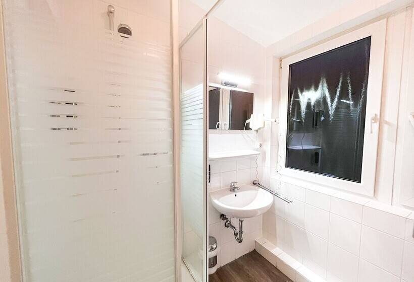 اتاق استاندارد یک نفره, City Hotel West