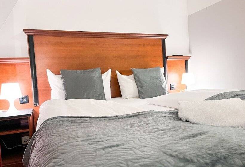 اتاق استاندارد سه نفره, City Hotel West