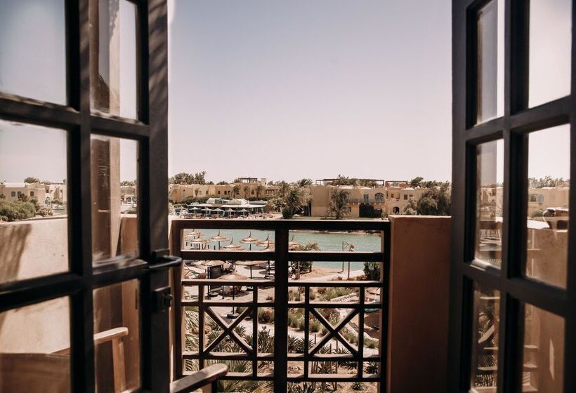 اتاق استاندارد با چشم‌انداز دریاچه, Cook’s Club El Gouna