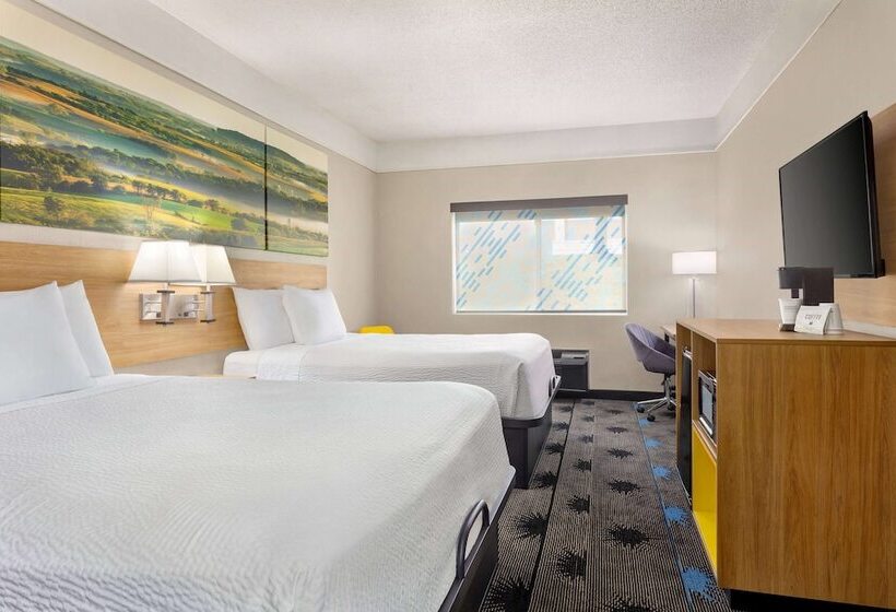 Suite, Days Inn By Wyndham Kansas City International Airport