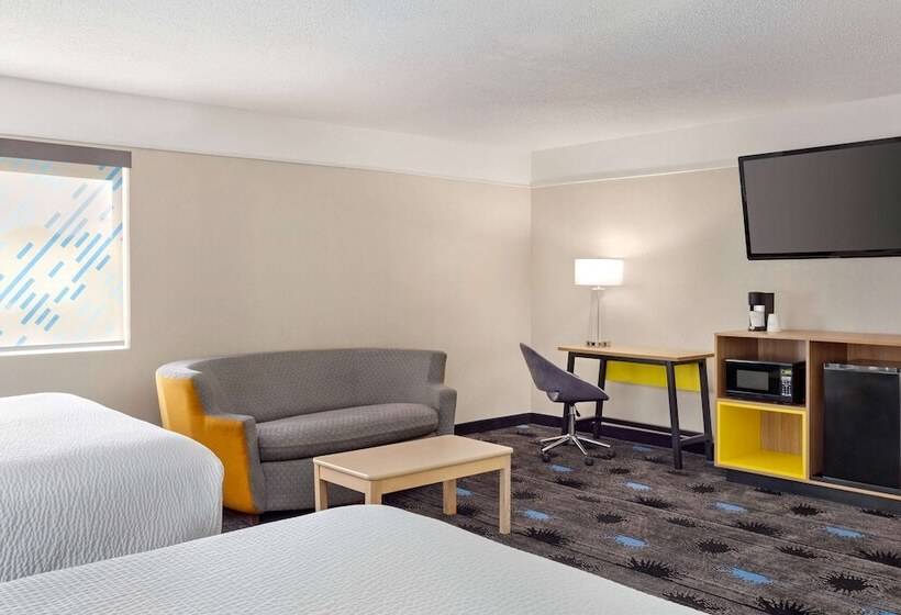 Suite, Days Inn By Wyndham Kansas City International Airport