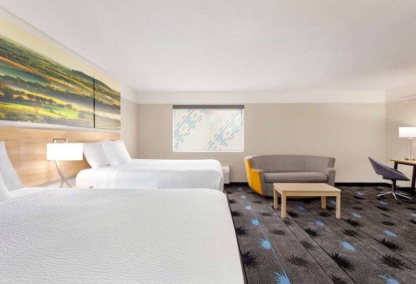 Suite, Days Inn By Wyndham Kansas City International Airport