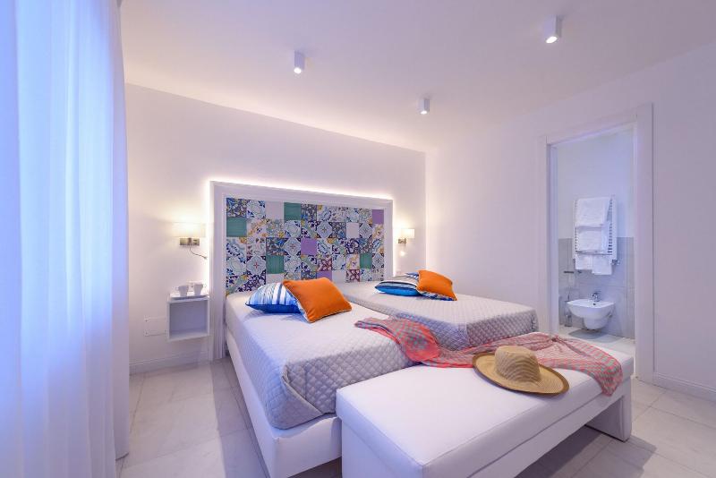 Economy Room, Mosaico & Residence