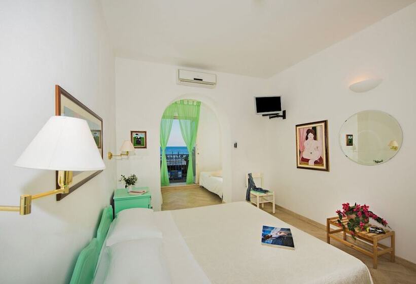 اتاق سه نفره سوپریور با چشمانداز دریا, Ossidiana Stromboli Center