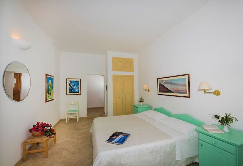 اتاق سوپریور چهار تخته, Ossidiana Stromboli Center