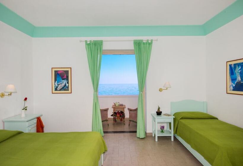 اتاق سه نفره دلوکس با چشمانداز دریا, Ossidiana Stromboli Center