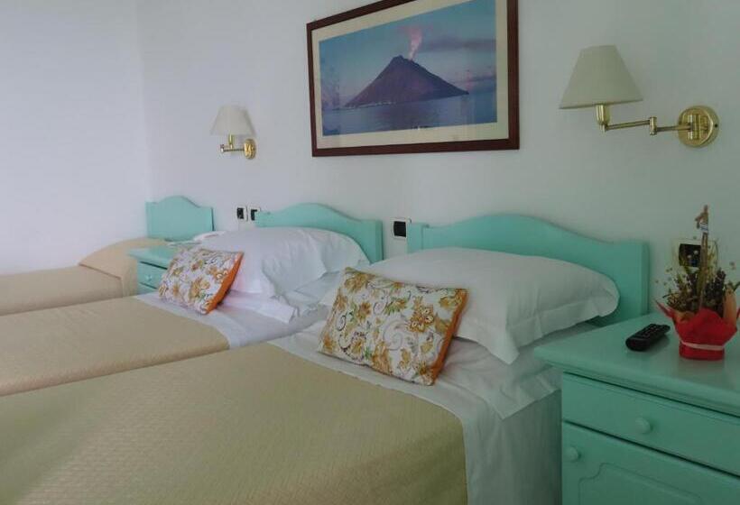 اتاق استاندارد سه نفره, Ossidiana Stromboli Center