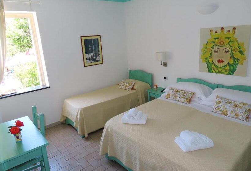 اتاق استاندارد سه نفره, Ossidiana Stromboli Center