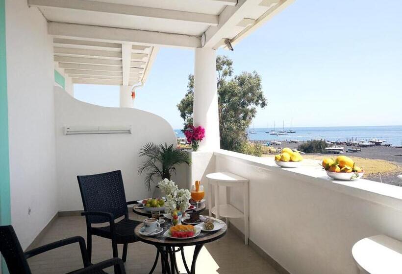 اتاق سه نفره دلوکس با چشمانداز دریا, Ossidiana Stromboli Center