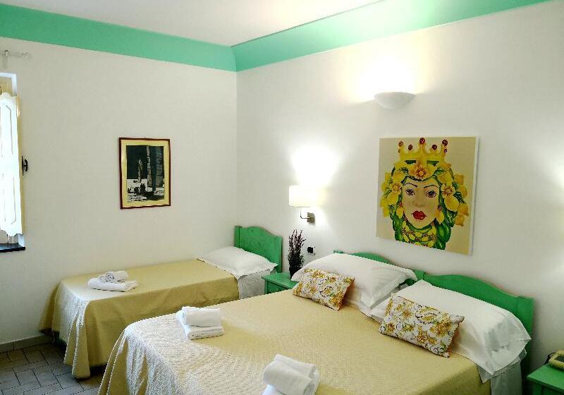 اتاق استاندارد سه نفره, Ossidiana Stromboli Center