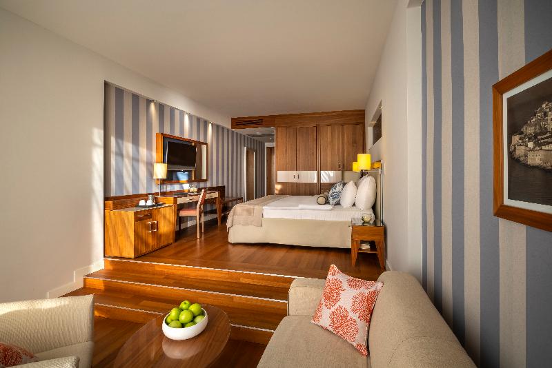 اتاق لوکس با بالکن و چشم‌انداز دریا, President Hotel, Valamar Collection