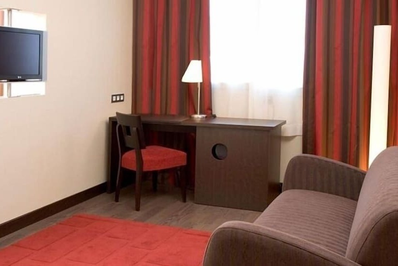 Standard Triple Room, AZZ Pamplona Norte