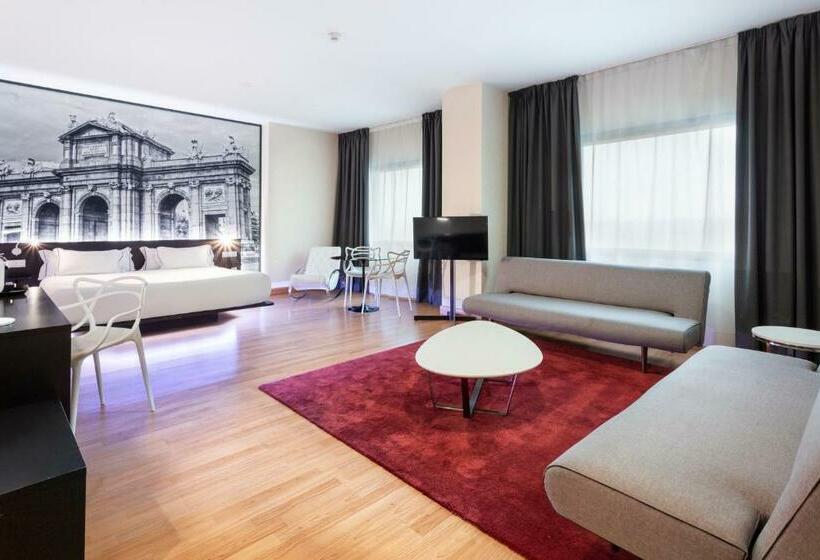 جناح جونيور, B&b  Madrid Aeropuerto T4