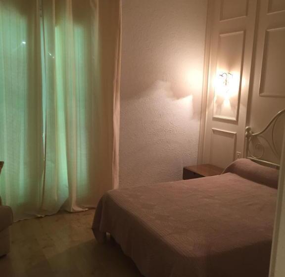 اتاق استاندارد چهار تخته, Castellu Rossu