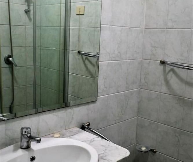 اتاق اکونومی, Dell'ancora