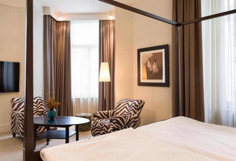 سوییت جونیور, Elite Hotel Knaust