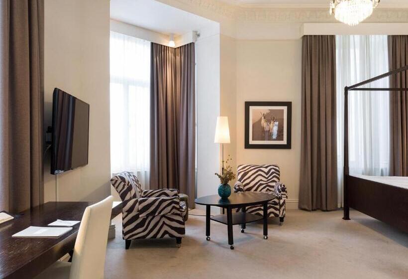 سوییت جونیور, Elite Hotel Knaust