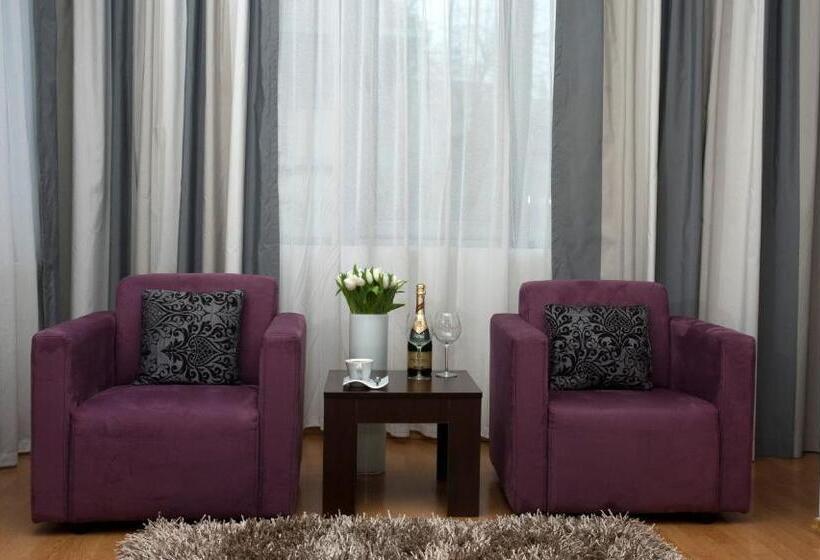 اتاق اجرایی, Unique Boutique