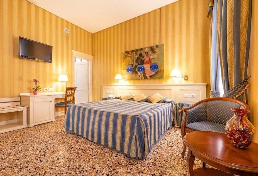 اتاق لوکس با چشم‌انداز, Bella Venezia