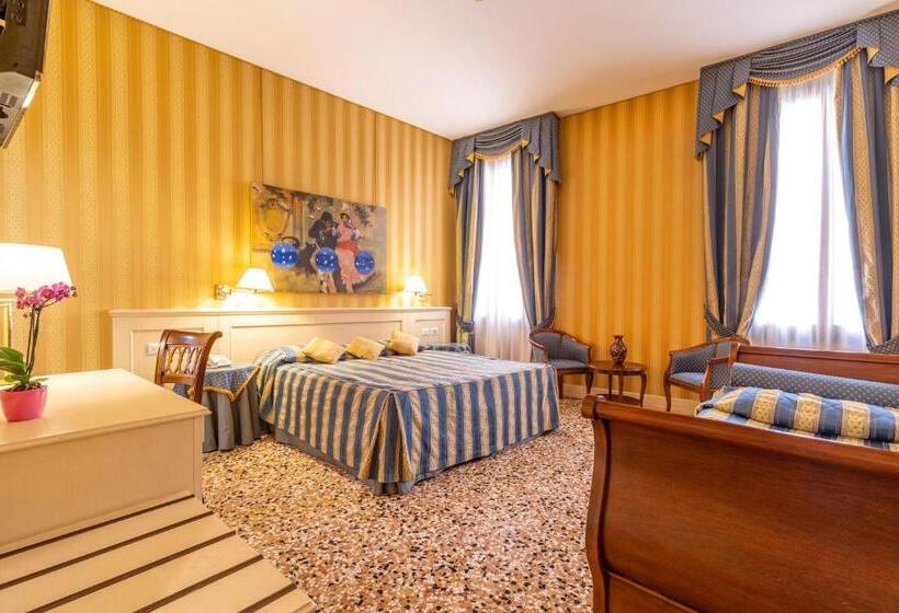 اتاق لوکس با چشم‌انداز, Bella Venezia