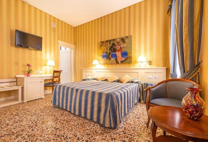 اتاق لوکس با چشم‌انداز, Bella Venezia