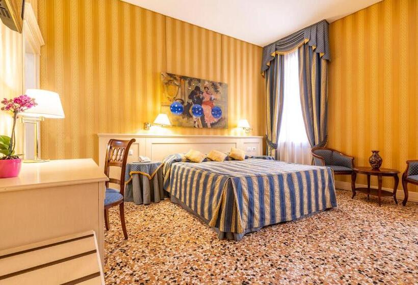 اتاق لوکس با چشم‌انداز, Bella Venezia