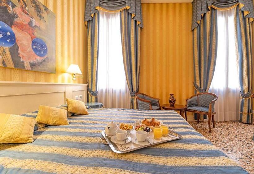اتاق لوکس با چشم‌انداز, Bella Venezia