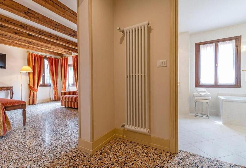 اتاق لوکس با چشم‌انداز, Bella Venezia