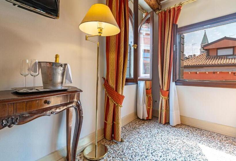 اتاق لوکس با چشم‌انداز, Bella Venezia