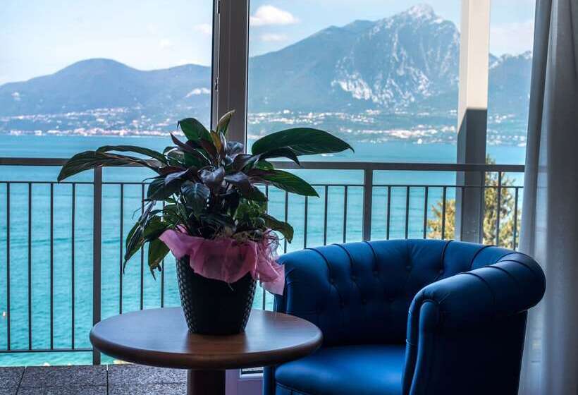 اتاق لوکس با چشم‌انداز دریاچه, Internazionale