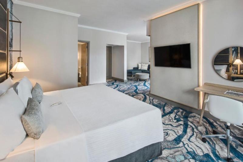 سوییت جونیور, Le Suffren Hotel & Marina